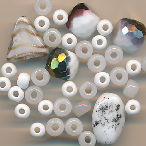 Glasperlen weiß, Inhalt 35 Stück, Größe 22 - 6 mm, Mix, Facetten