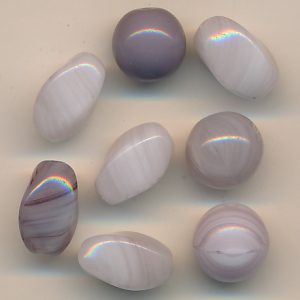 Glasperlen violett weiß, Inhalt 8 Stück, Größe 12 -10 mm